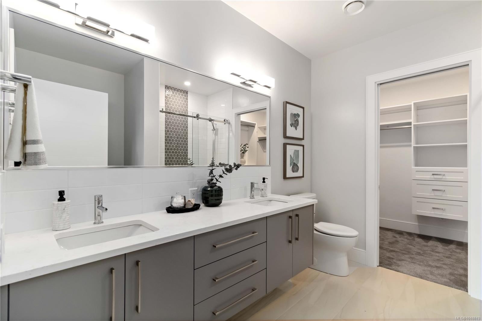 202-986 Doumac Ave, Saanich, BC - Indoor Photo Showing Bathroom