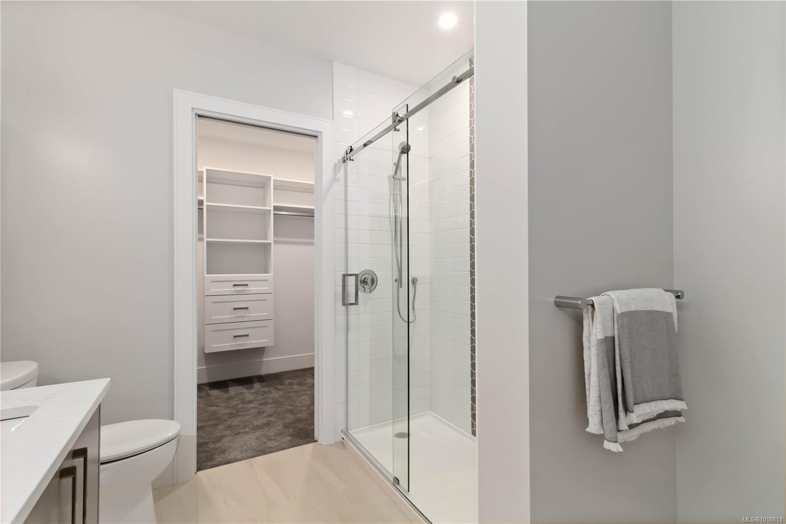 202-986 Doumac Ave, Saanich, BC - Indoor Photo Showing Bathroom