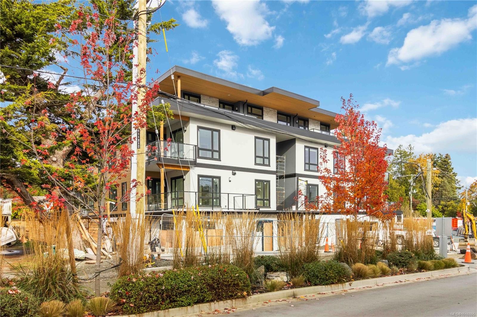 306-986 Doumac Ave, Saanich, BC - Outdoor