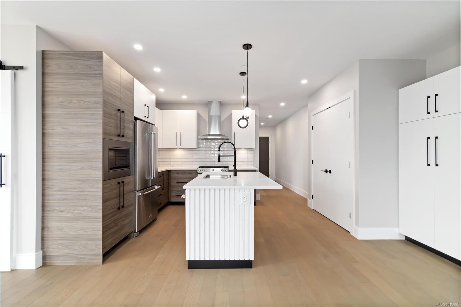 306-986 Doumac Ave, Saanich, BC - Indoor Photo Showing Kitchen With Upgraded Kitchen