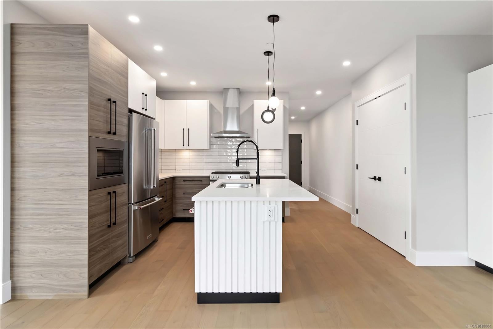 306-986 Doumac Ave, Saanich, BC - Indoor Photo Showing Kitchen With Upgraded Kitchen