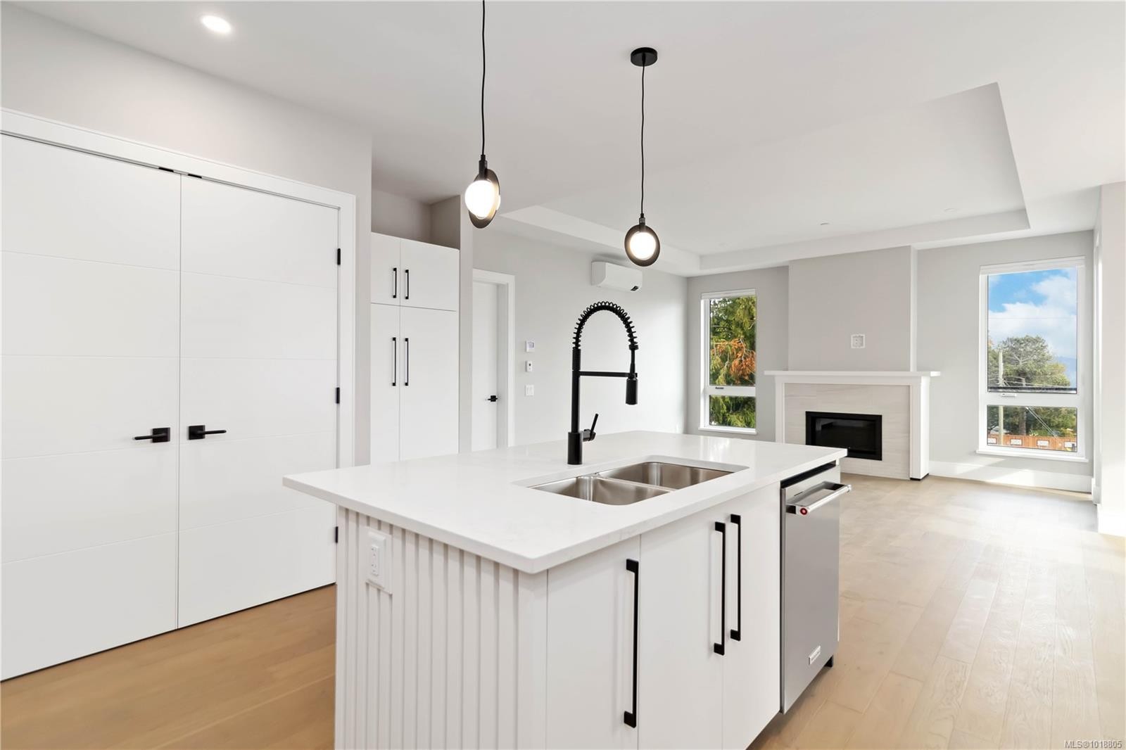306-986 Doumac Ave, Saanich, BC - Indoor Photo Showing Kitchen With Double Sink