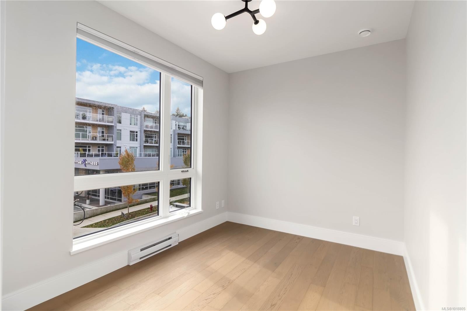 306-986 Doumac Ave, Saanich, BC - Indoor Photo Showing Other Room