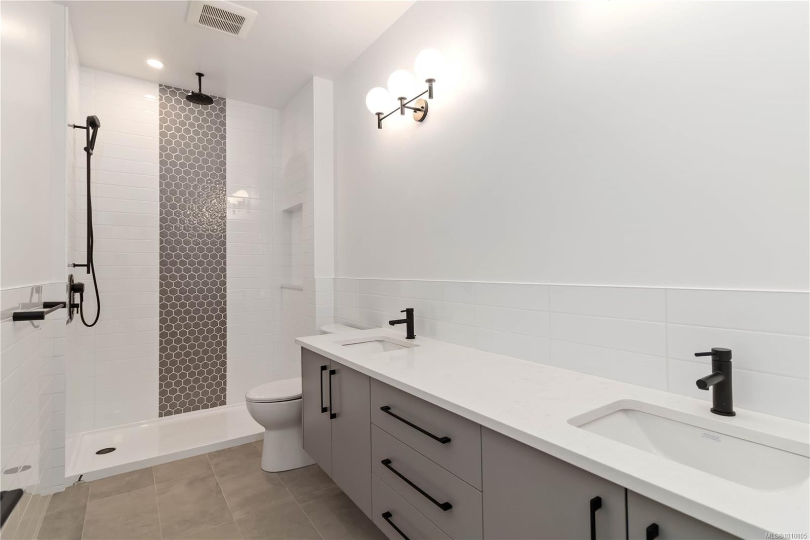 306-986 Doumac Ave, Saanich, BC - Indoor Photo Showing Bathroom