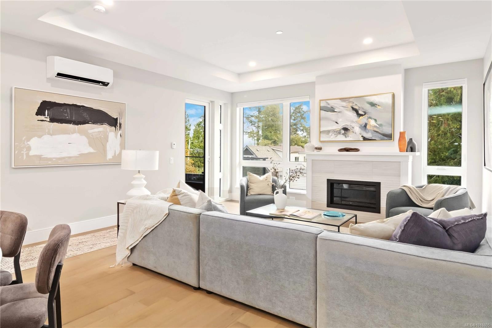 306-986 Doumac Ave, Saanich, BC - Indoor Photo Showing Living Room With Fireplace