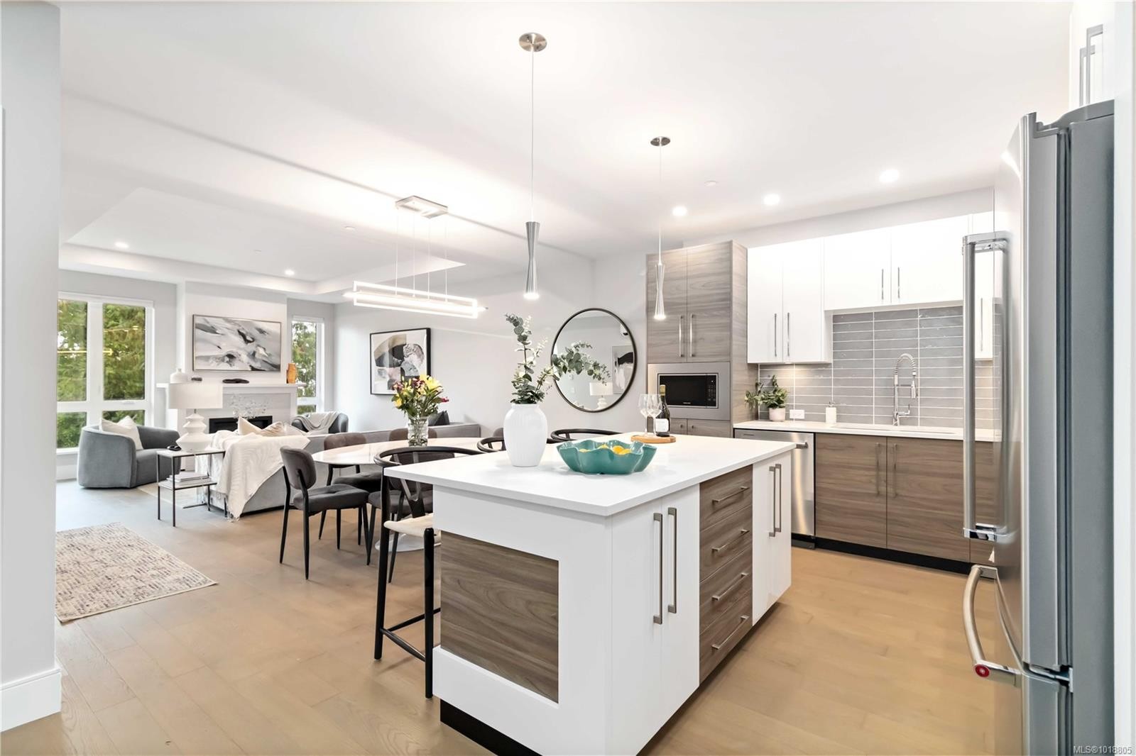 306-986 Doumac Ave, Saanich, BC - Indoor Photo Showing Kitchen With Upgraded Kitchen