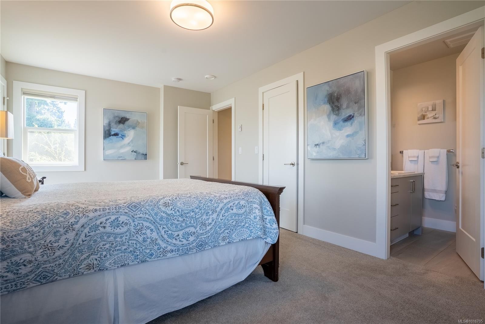 812 Mann Ave, Saanich, BC - Indoor Photo Showing Bedroom