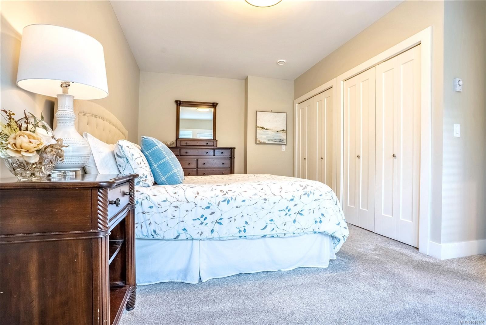 812 Mann Ave, Saanich, BC - Indoor Photo Showing Bedroom