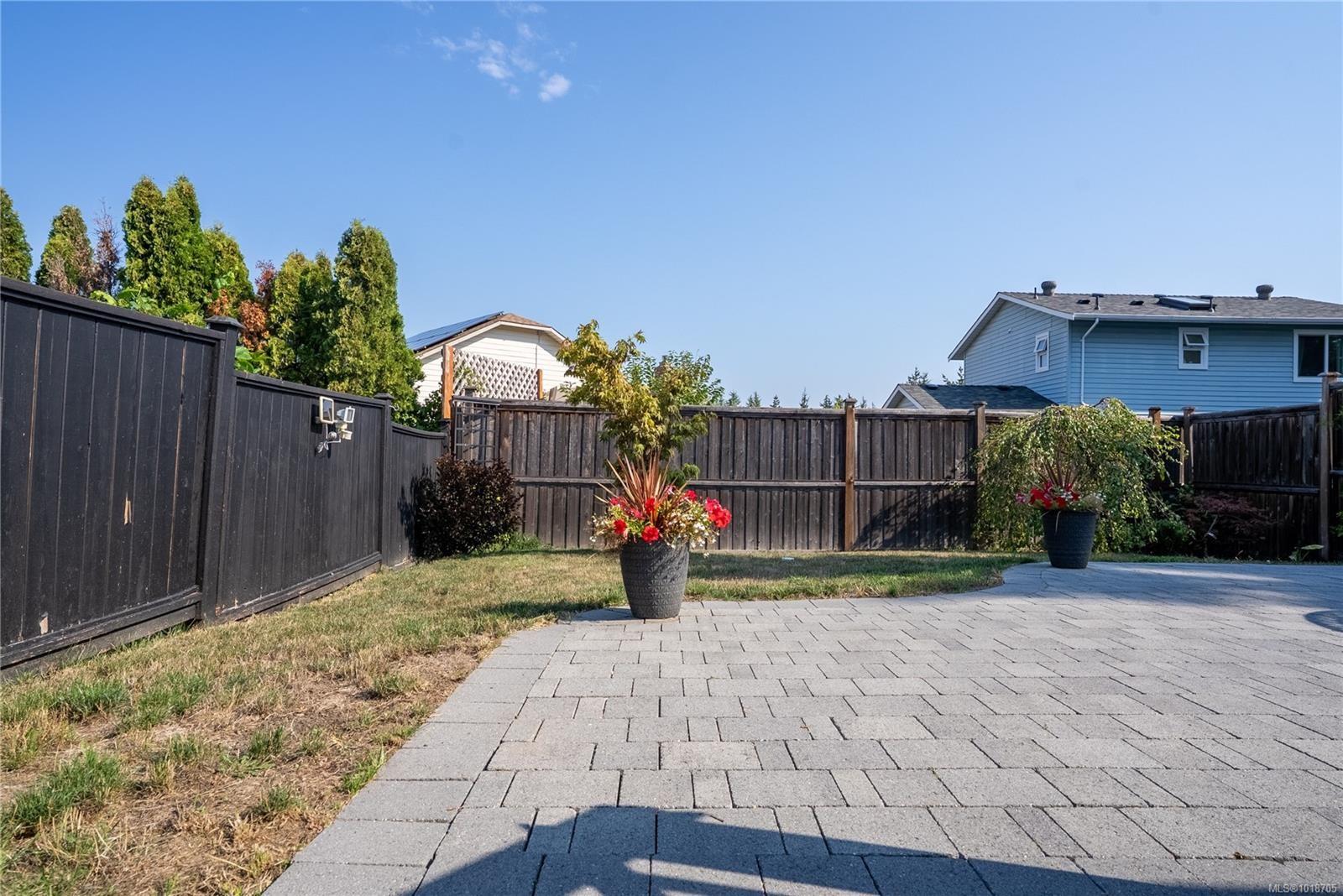 812 Mann Ave, Saanich, BC - Outdoor