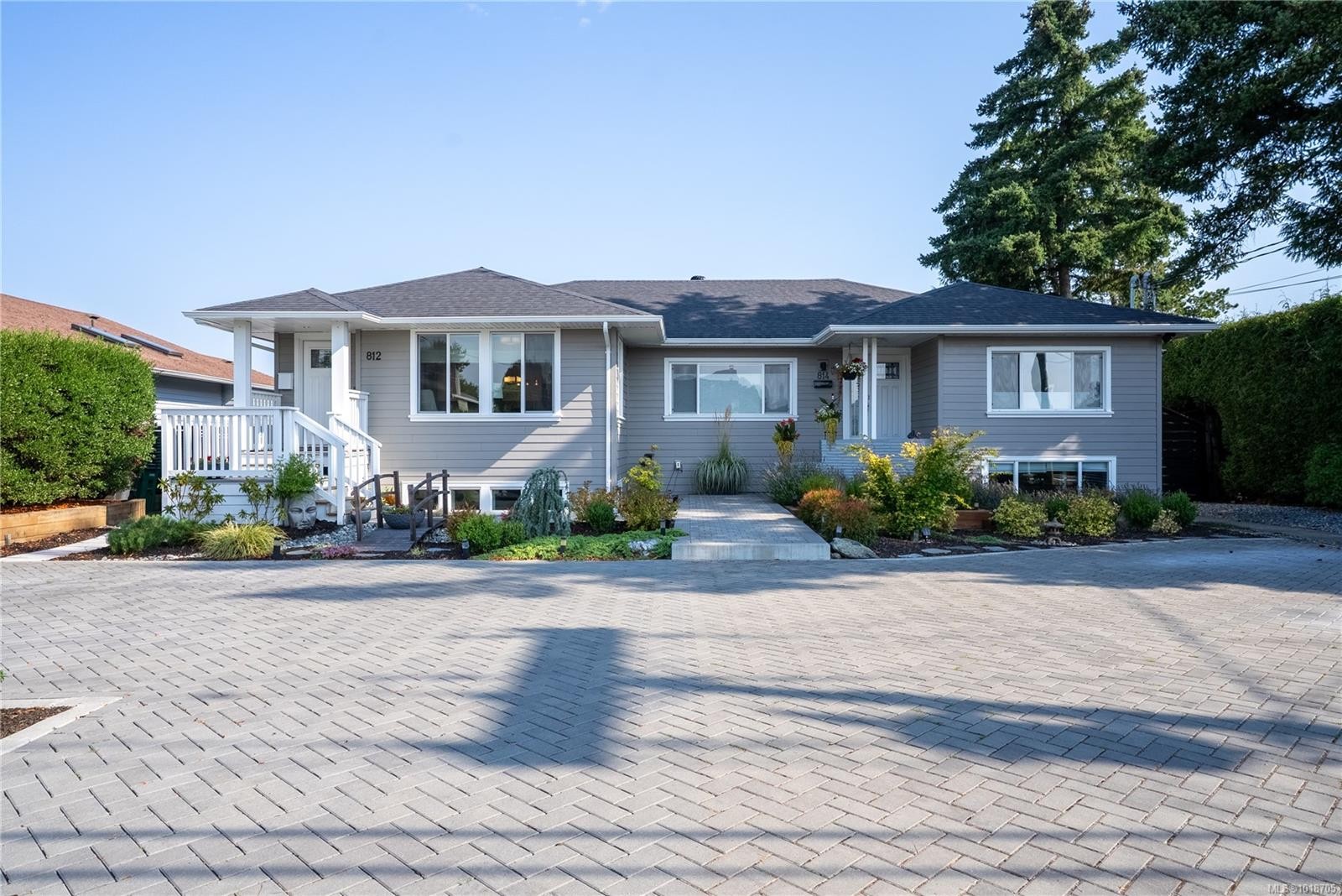 812 Mann Ave, Saanich, BC - Outdoor With Facade