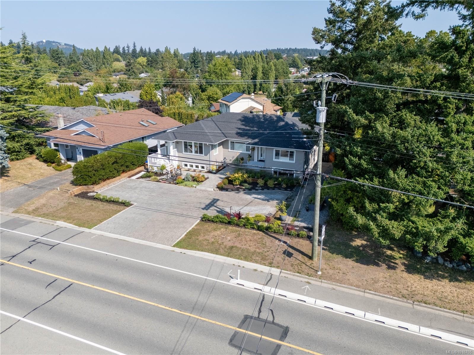 812 Mann Ave, Saanich, BC - Outdoor