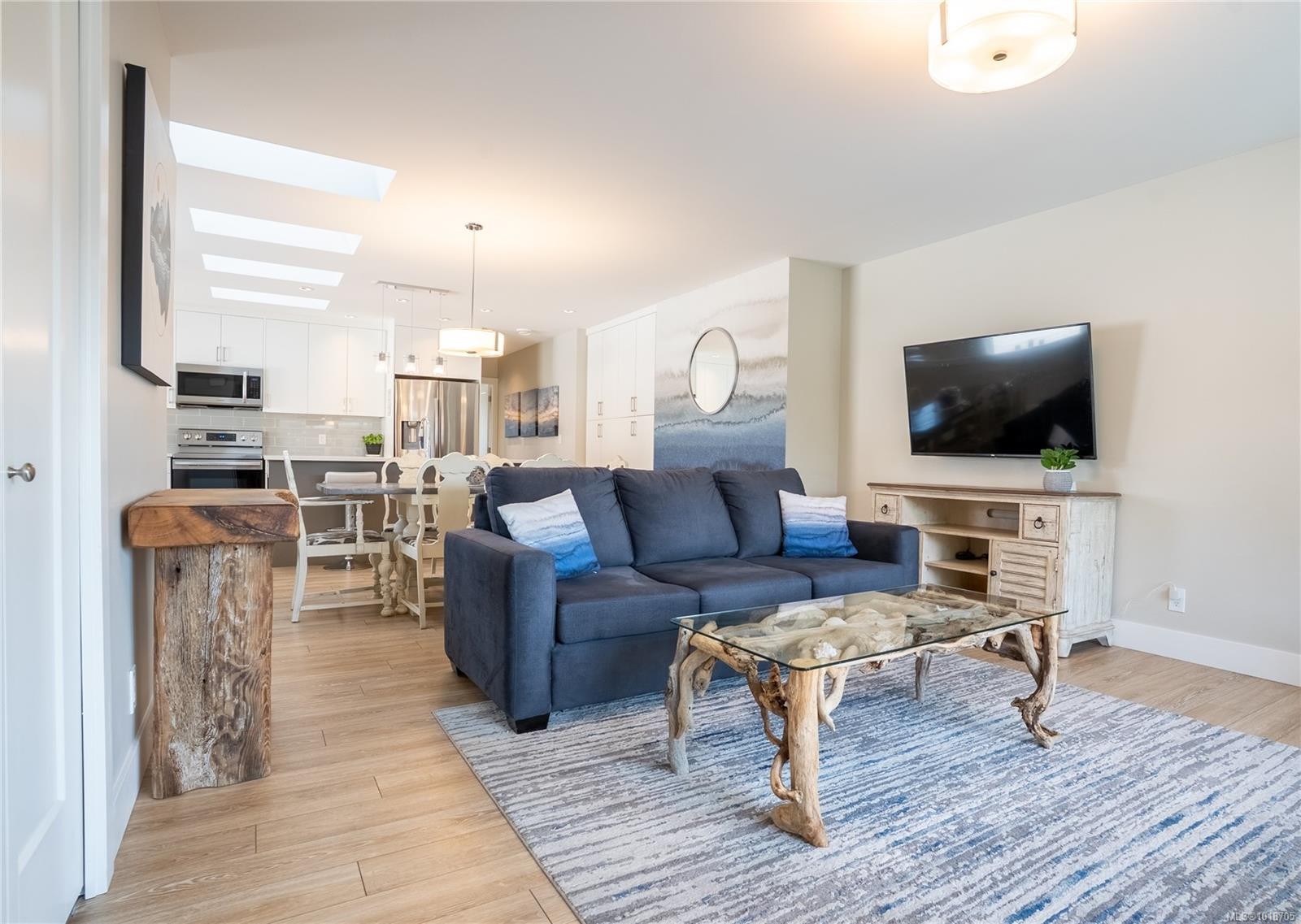 812 Mann Ave, Saanich, BC - Indoor Photo Showing Living Room