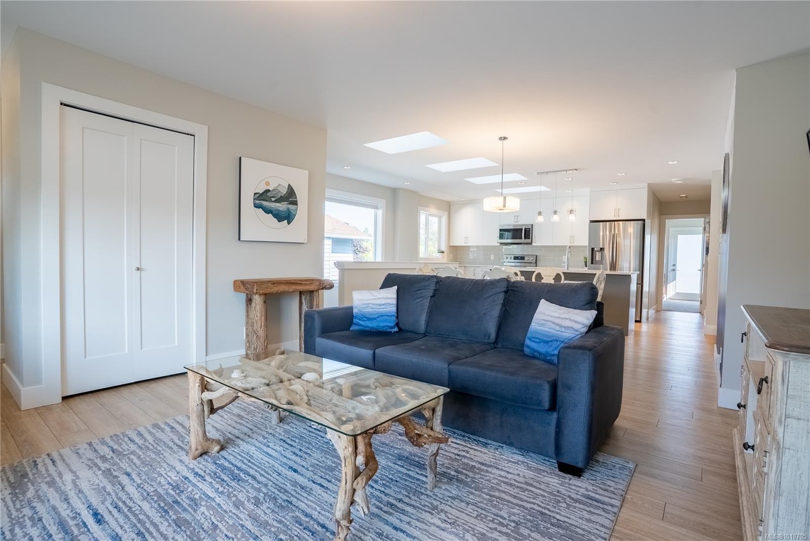 812 Mann Ave, Saanich, BC - Indoor Photo Showing Living Room