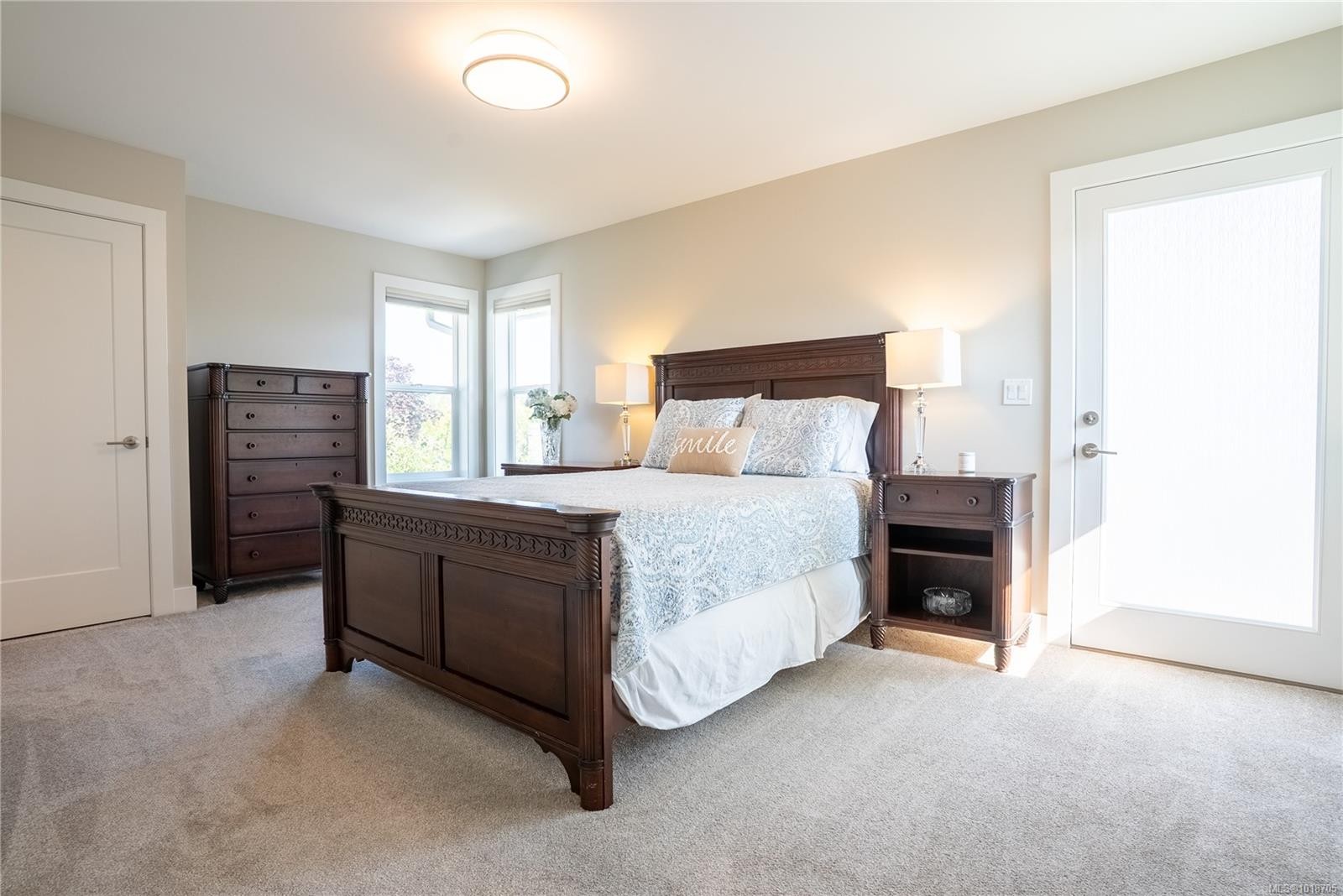 812 Mann Ave, Saanich, BC - Indoor Photo Showing Bedroom