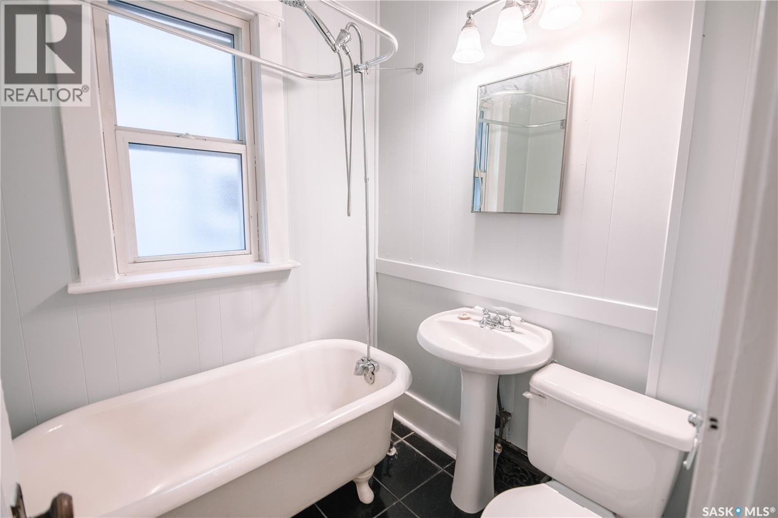 2061 Queen Street, Regina, SK - Indoor Photo Showing Bathroom