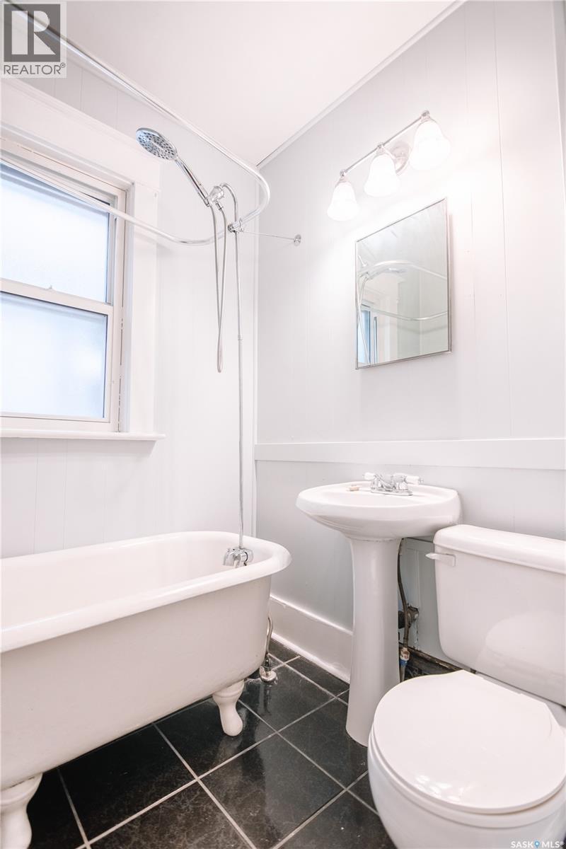 2061 Queen Street, Regina, SK - Indoor Photo Showing Bathroom