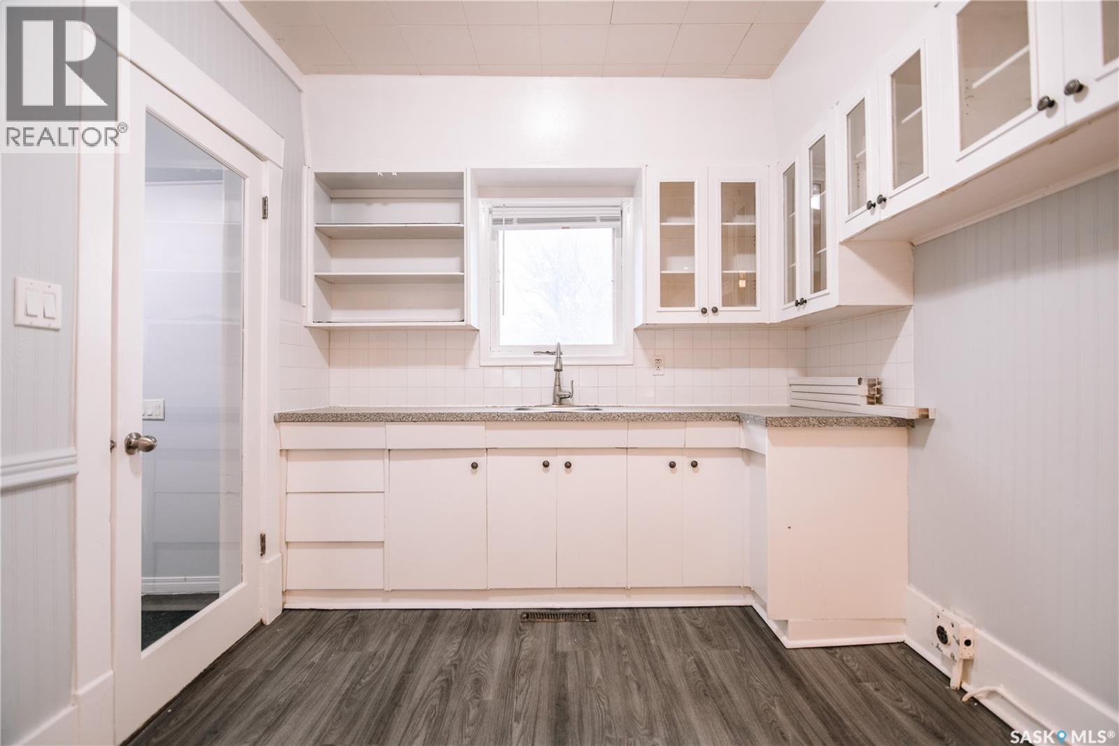 2061 Queen Street, Regina, SK - Indoor