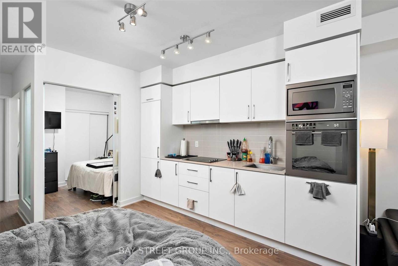 313W - 27 Bathurst Street, Toronto, ON - Indoor Photo Showing Kitchen