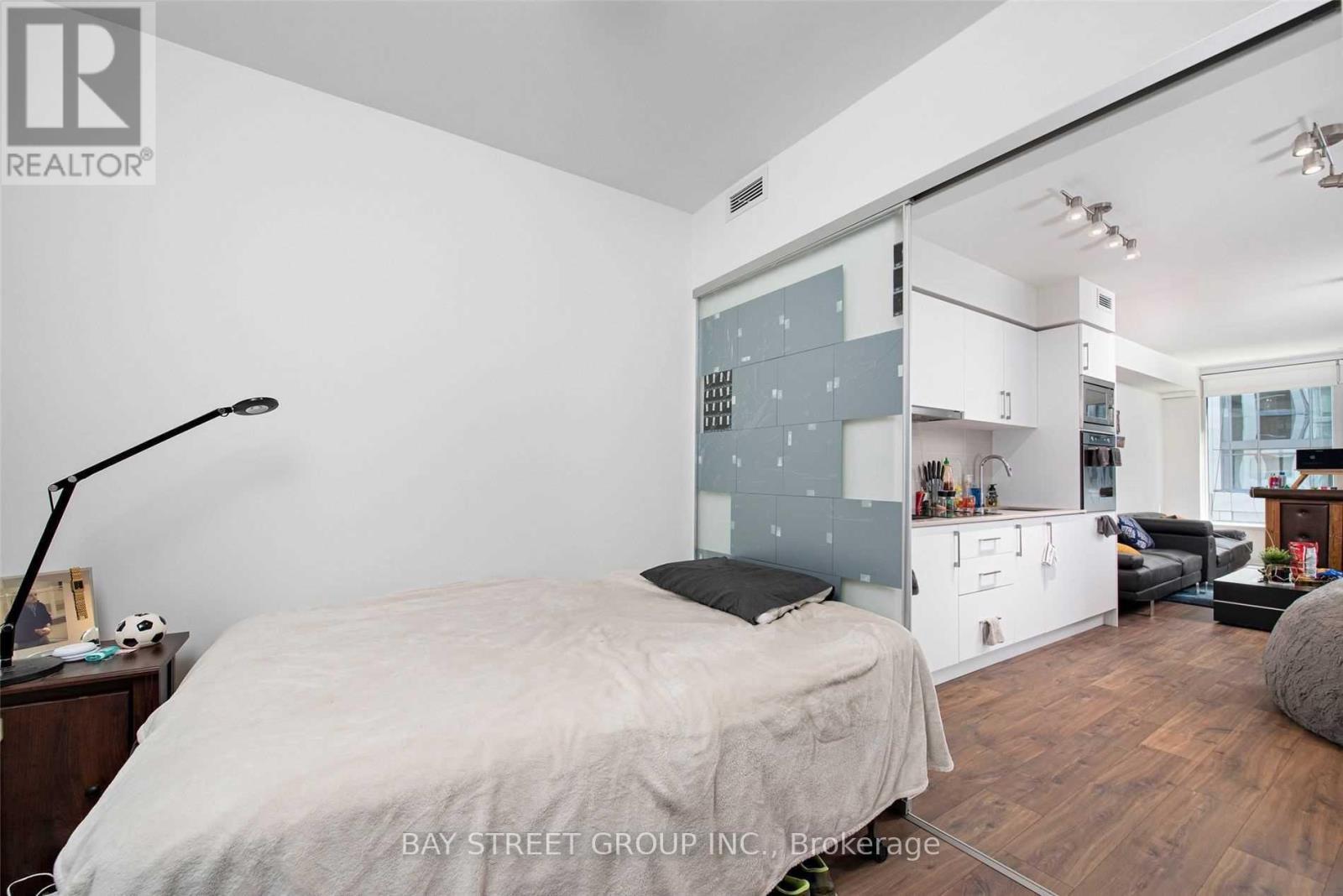 313W - 27 Bathurst Street, Toronto, ON - Indoor Photo Showing Bedroom