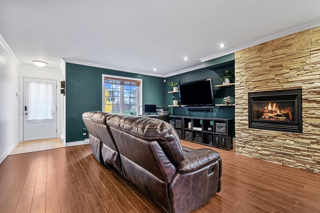 Living room - 471 Place Du Louvre, Mascouche, QC - Indoor Photo Showing Living Room With Fireplace