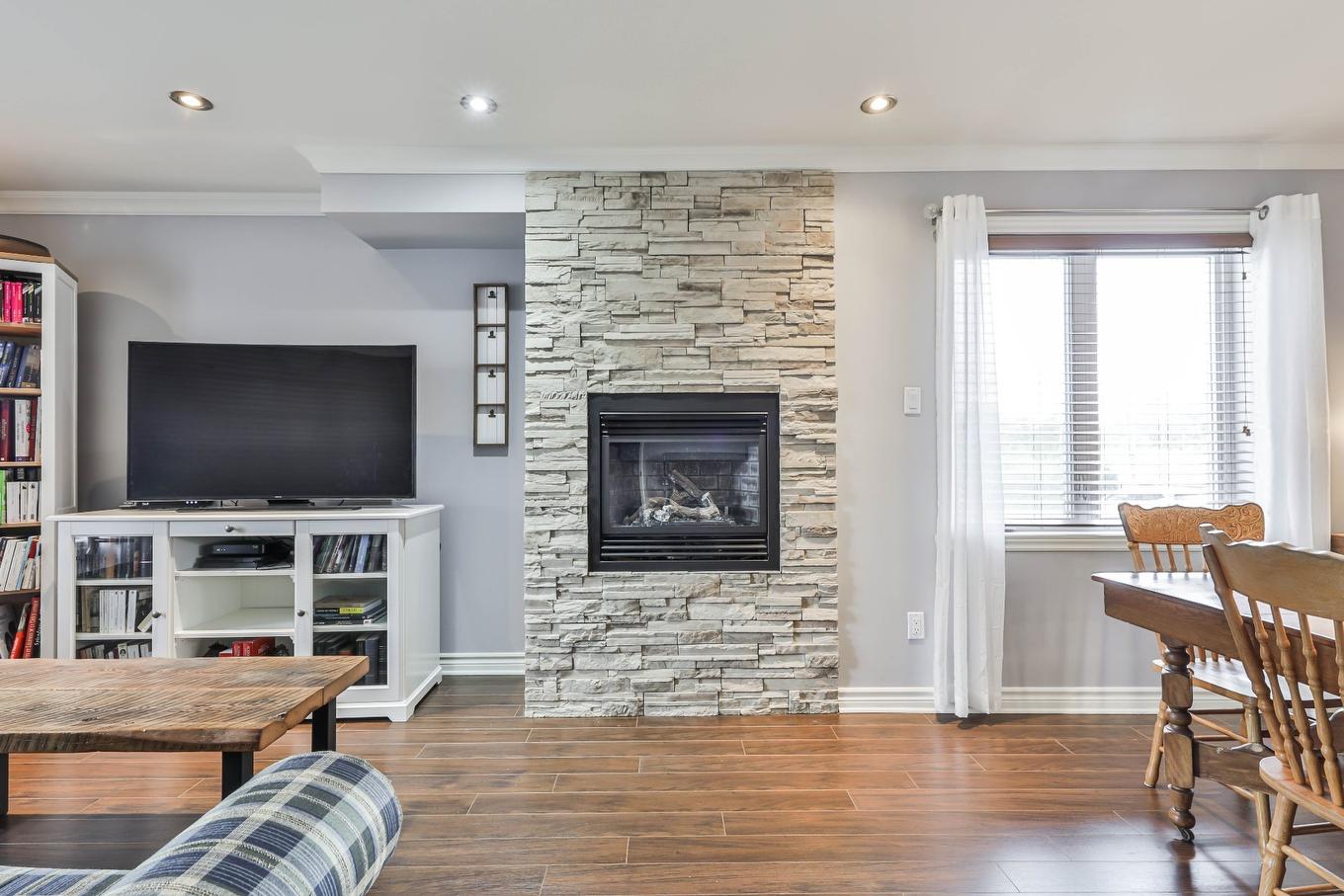 Living room - 471 Place Du Louvre, Mascouche, QC - Indoor Photo Showing Living Room With Fireplace