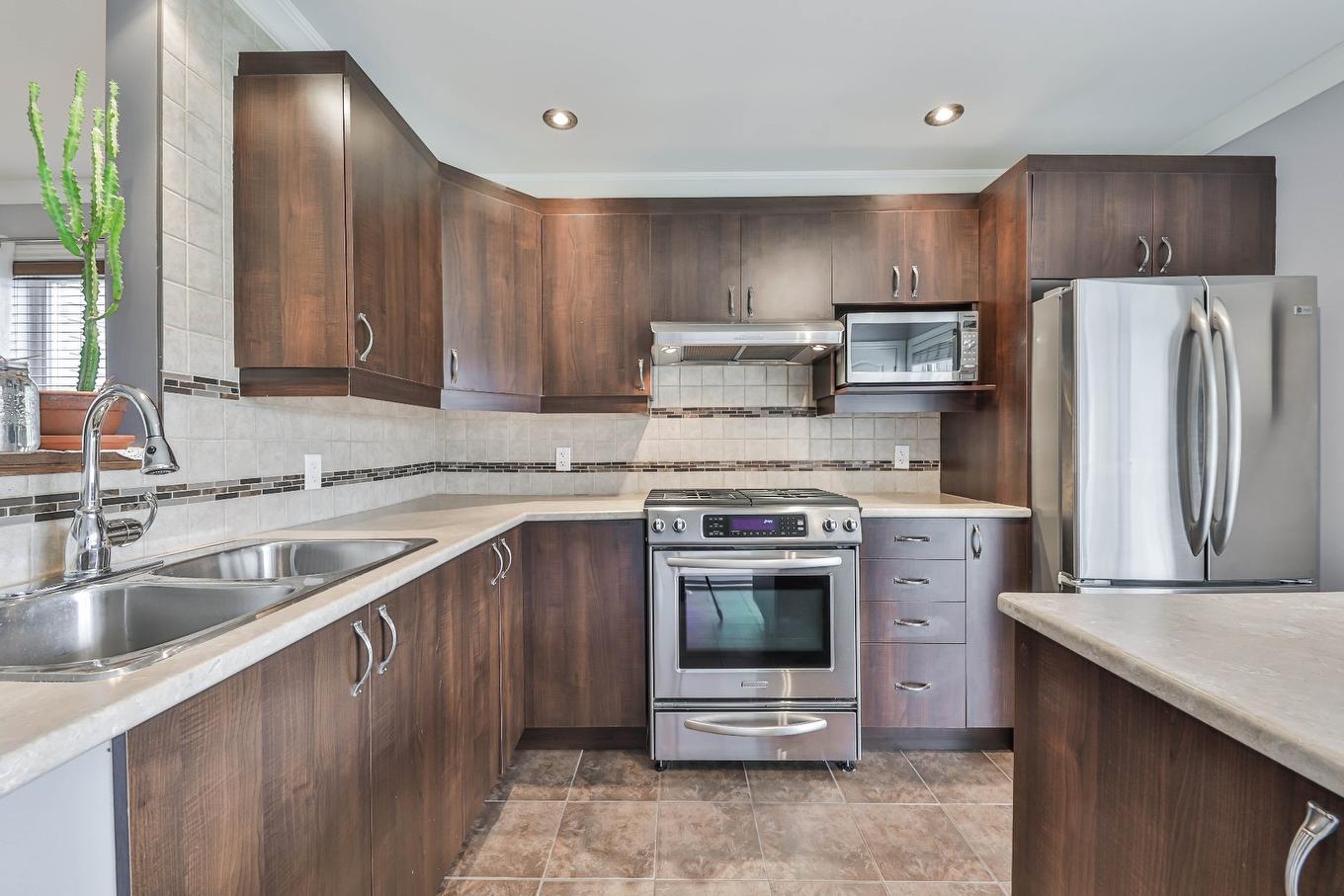 Kitchen - 471 Place Du Louvre, Mascouche, QC - Indoor Photo Showing Kitchen With Double Sink