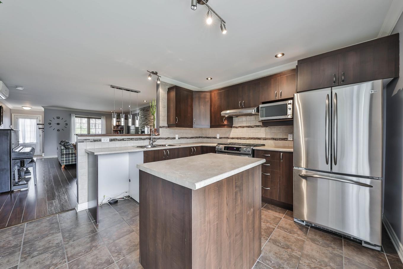 Kitchen - 471 Place Du Louvre, Mascouche, QC - Indoor Photo Showing Kitchen With Double Sink