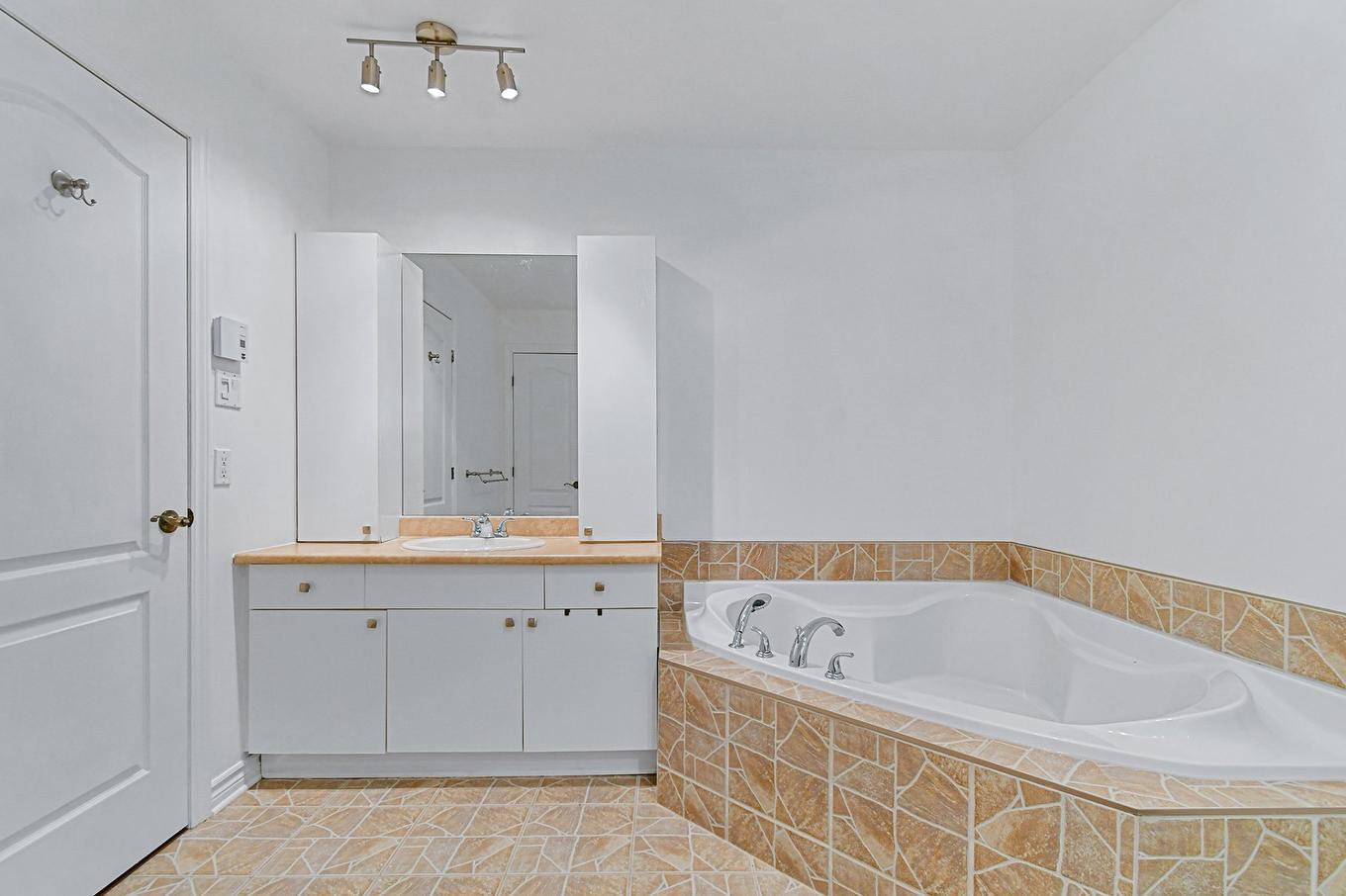 Bathroom - 471 Place Du Louvre, Mascouche, QC - Indoor Photo Showing Bathroom