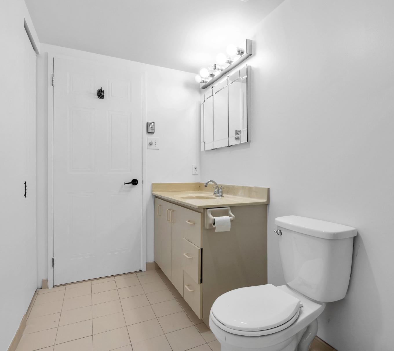 Salle de bains attenante à la CCP - 607-6850 Boul. Des Roseraies, Montréal (Anjou), QC - Indoor Photo Showing Bathroom