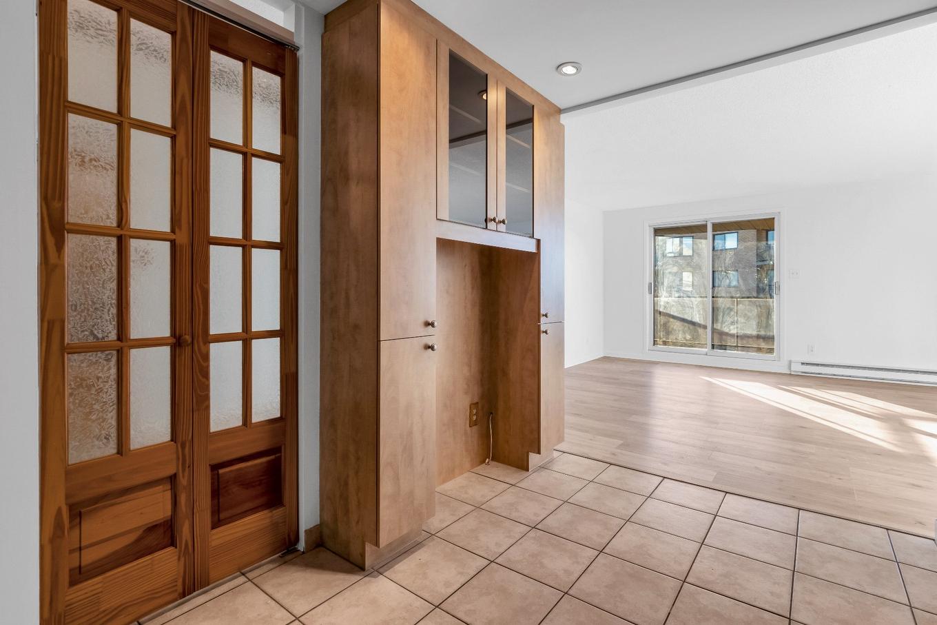 Cuisine - 607-6850 Boul. Des Roseraies, Montréal (Anjou), QC - Indoor Photo Showing Other Room