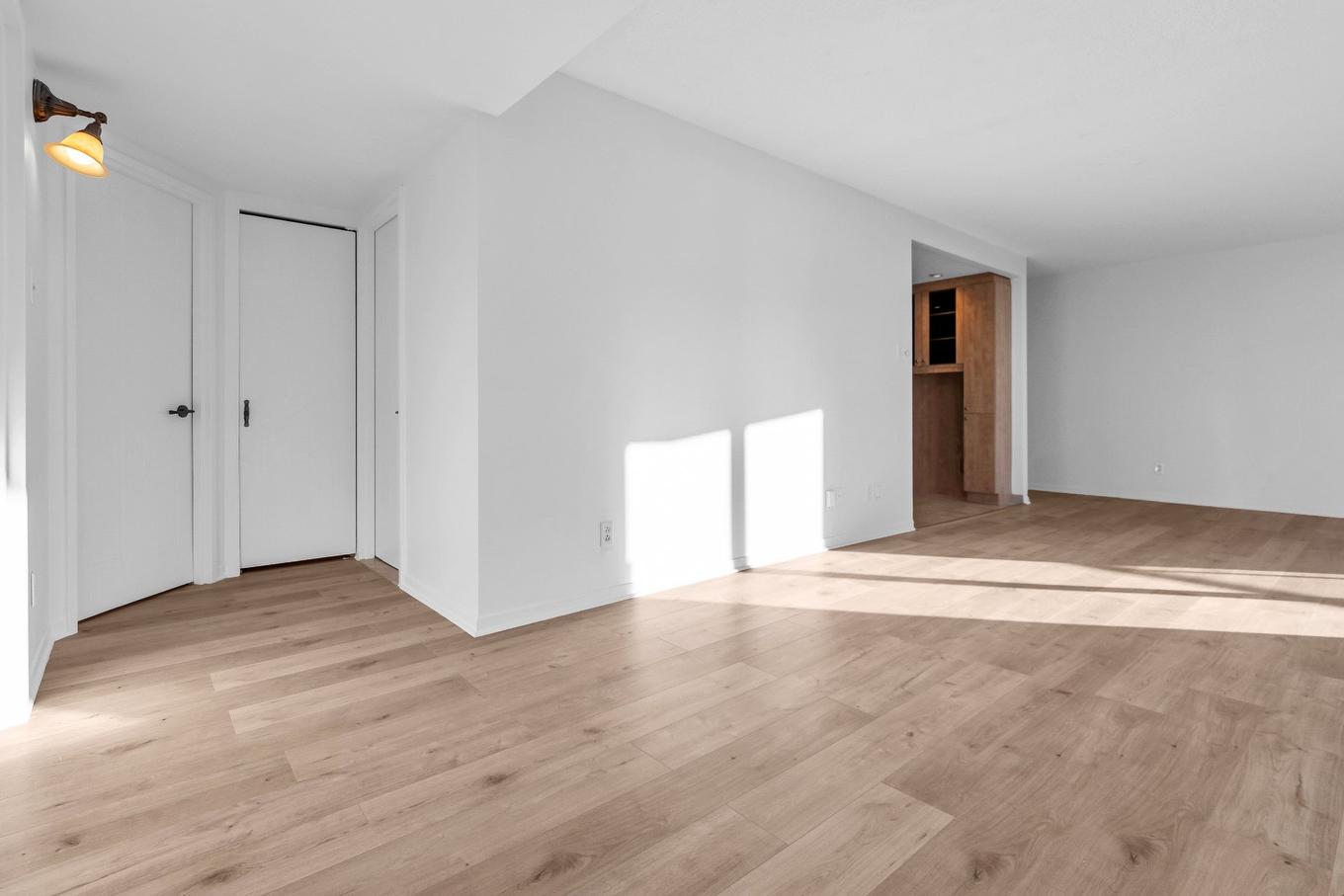 Salon - 607-6850 Boul. Des Roseraies, Montréal (Anjou), QC - Indoor Photo Showing Other Room