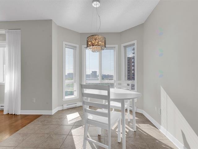 Dining Room - 901-3330 Boul. Le Carrefour, Laval (Chomedey), QC - Indoor