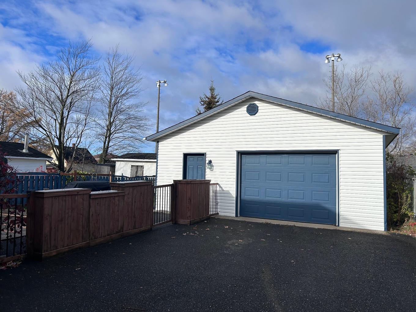 Garage - 815 Rue Florette-Lavigne, Drummondville, QC - Outdoor