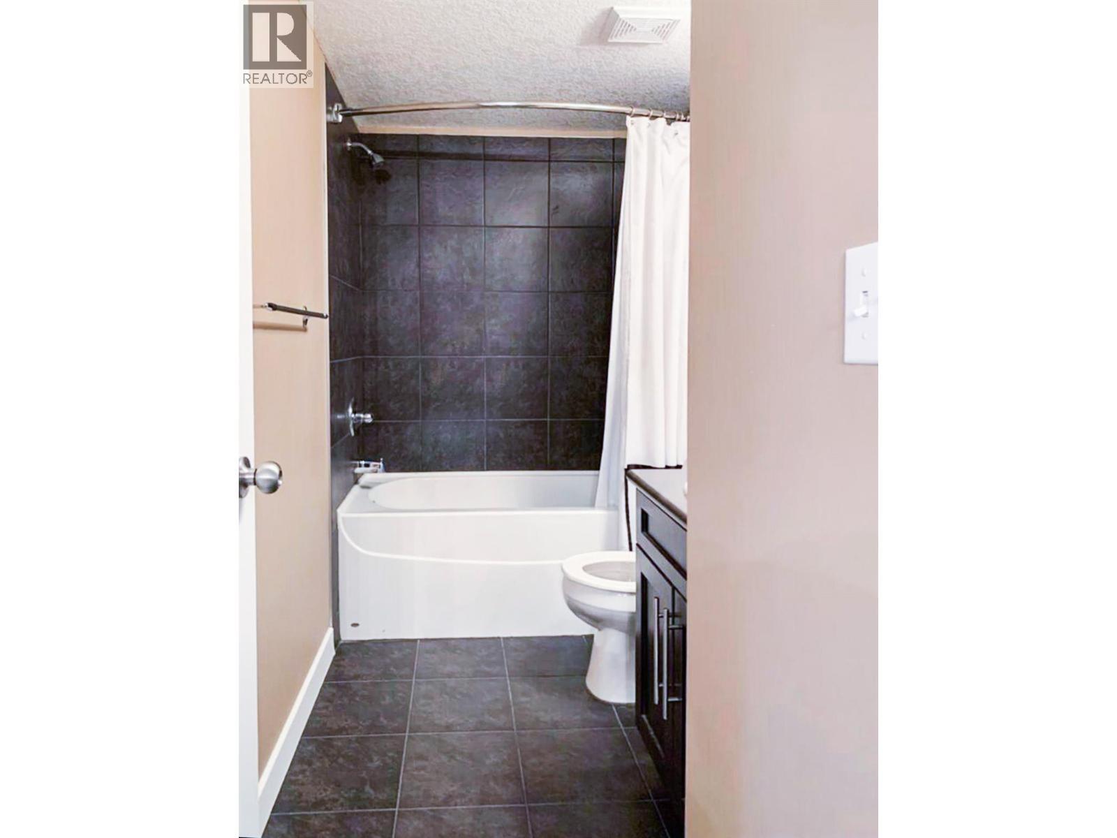 205 Third Avenue Unit# 3420, Invermere, BC - Indoor Photo Showing Bathroom