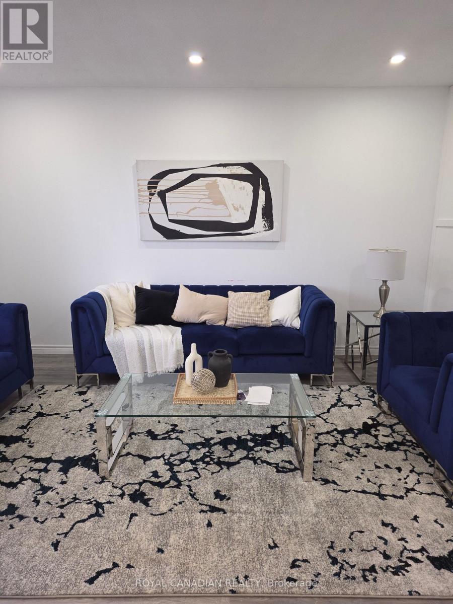 Upper - 29 Renny Crescent, London South, ON - Indoor Photo Showing Living Room