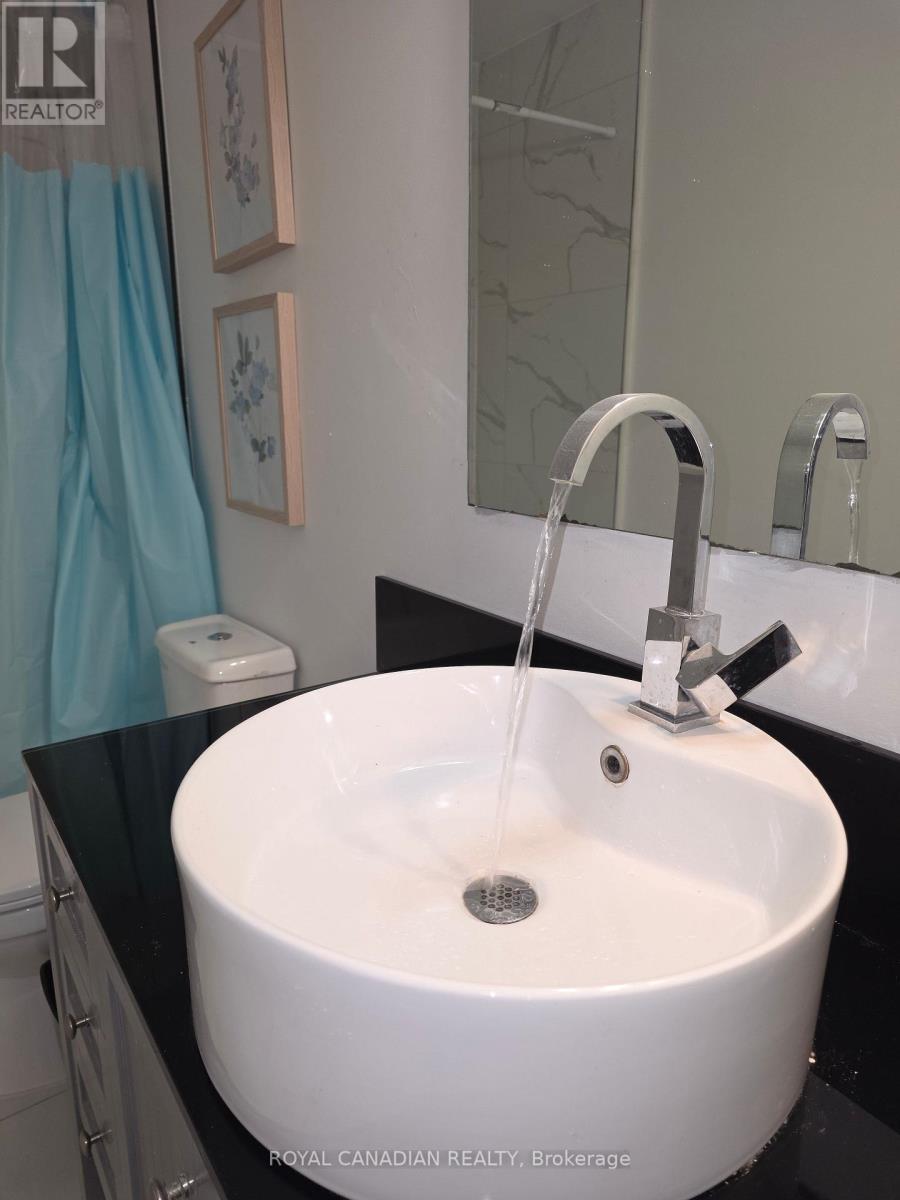 Upper - 29 Renny Crescent, London South, ON - Indoor Photo Showing Bathroom