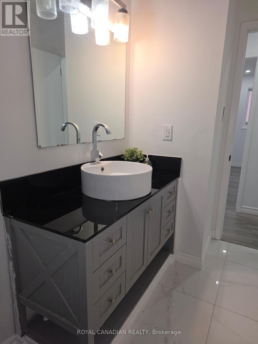 Upper - 29 Renny Crescent, London South, ON - Indoor Photo Showing Bathroom