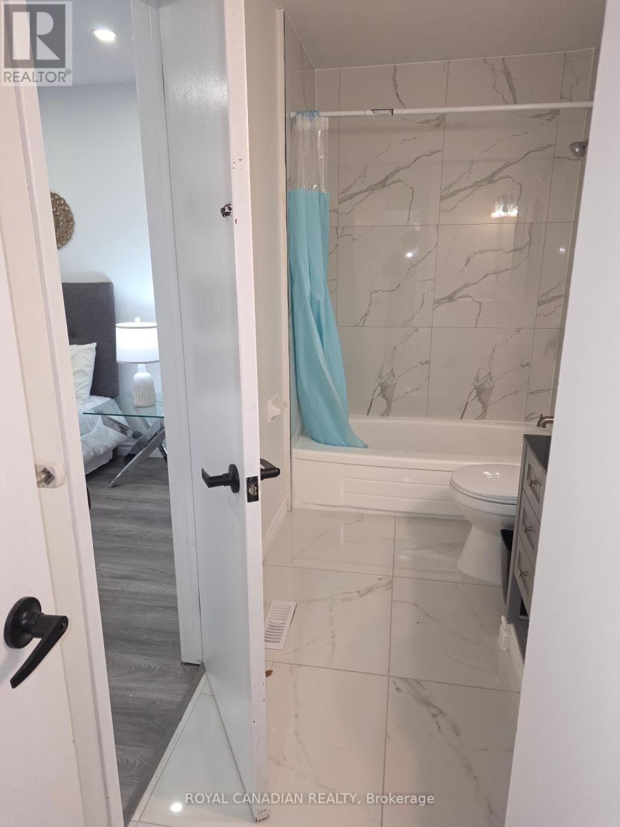 Upper - 29 Renny Crescent, London South, ON - Indoor Photo Showing Bathroom