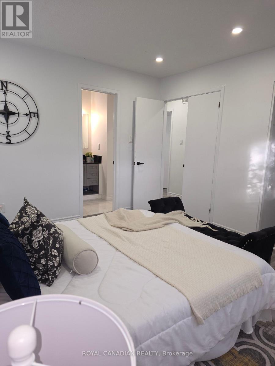 Upper - 29 Renny Crescent, London South, ON - Indoor Photo Showing Bedroom