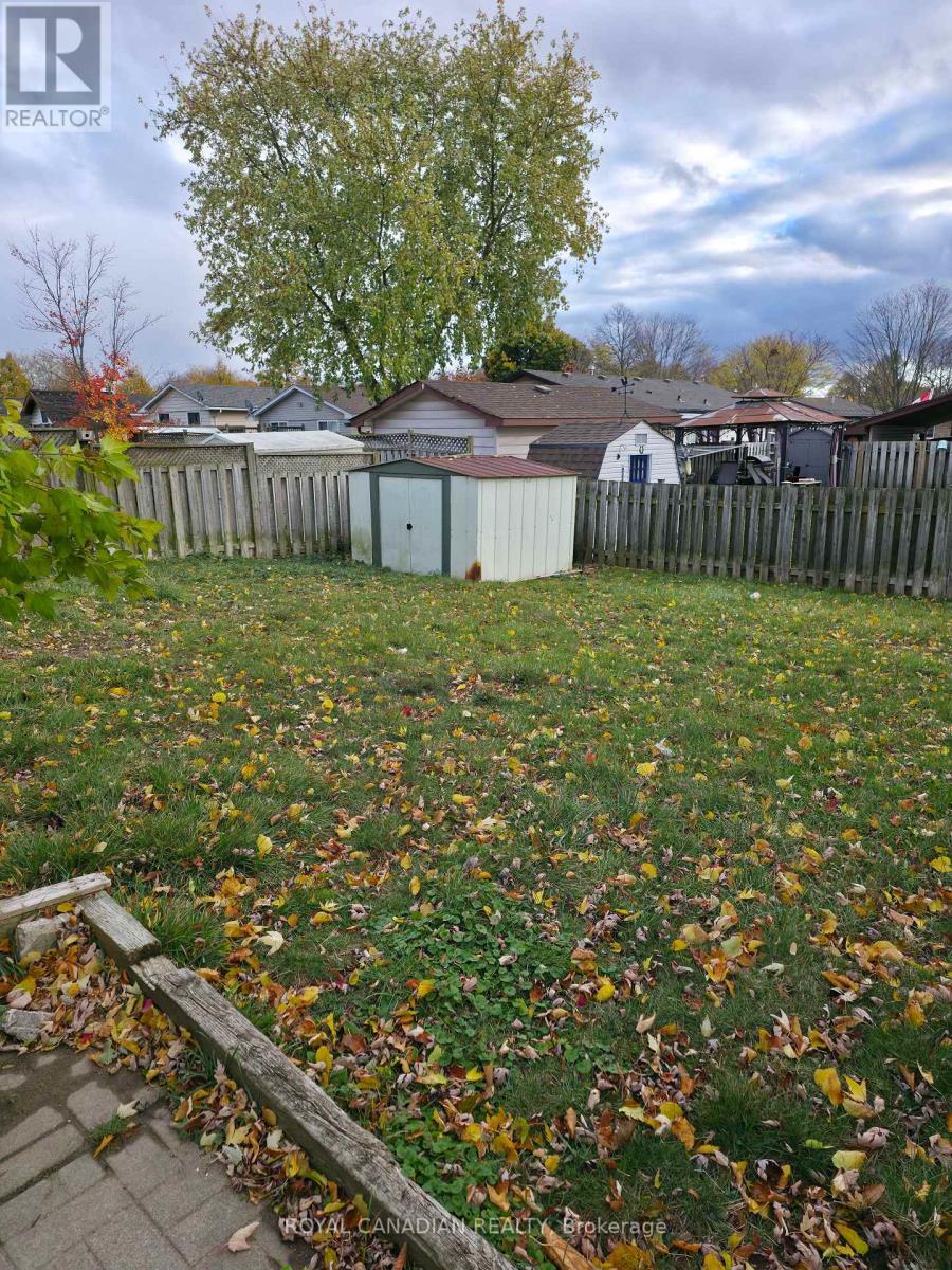 Upper - 29 Renny Crescent, London South, ON - Outdoor With Backyard