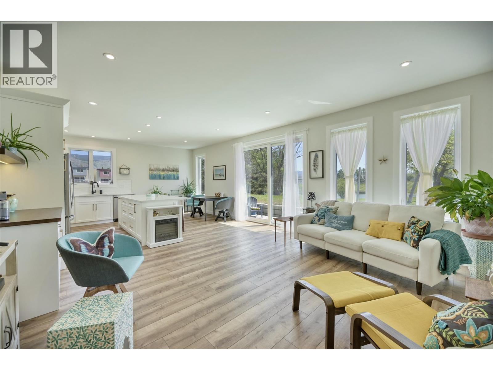 11 Wood Duck Way, Osoyoos, BC - Indoor Photo Showing Living Room