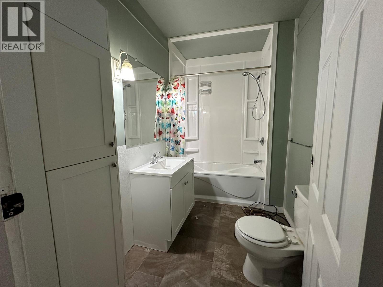 7652/7626 Old Kamloops Road, Vernon, BC - Indoor Photo Showing Bathroom