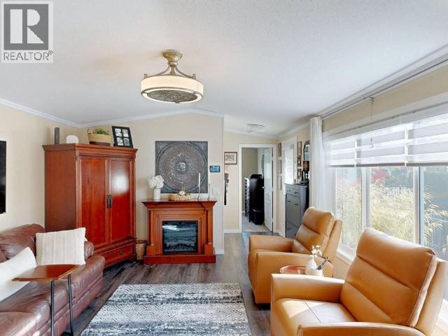 236-7575 Duncan Street, Powell River, BC - Indoor Photo Showing Living Room With Fireplace