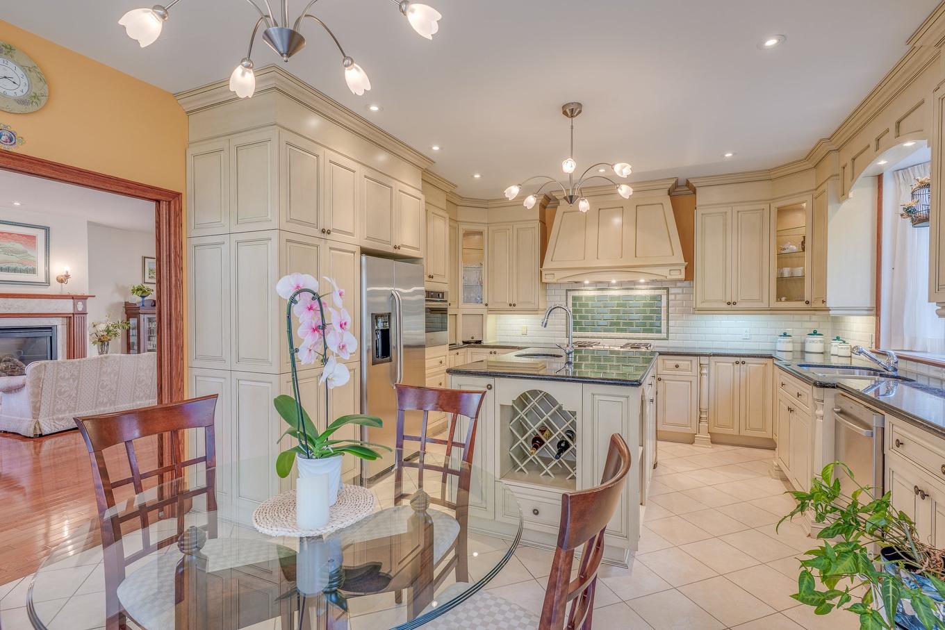 Dinette - 2 Place De Montmedy, Lorraine, QC - Indoor Photo Showing Kitchen