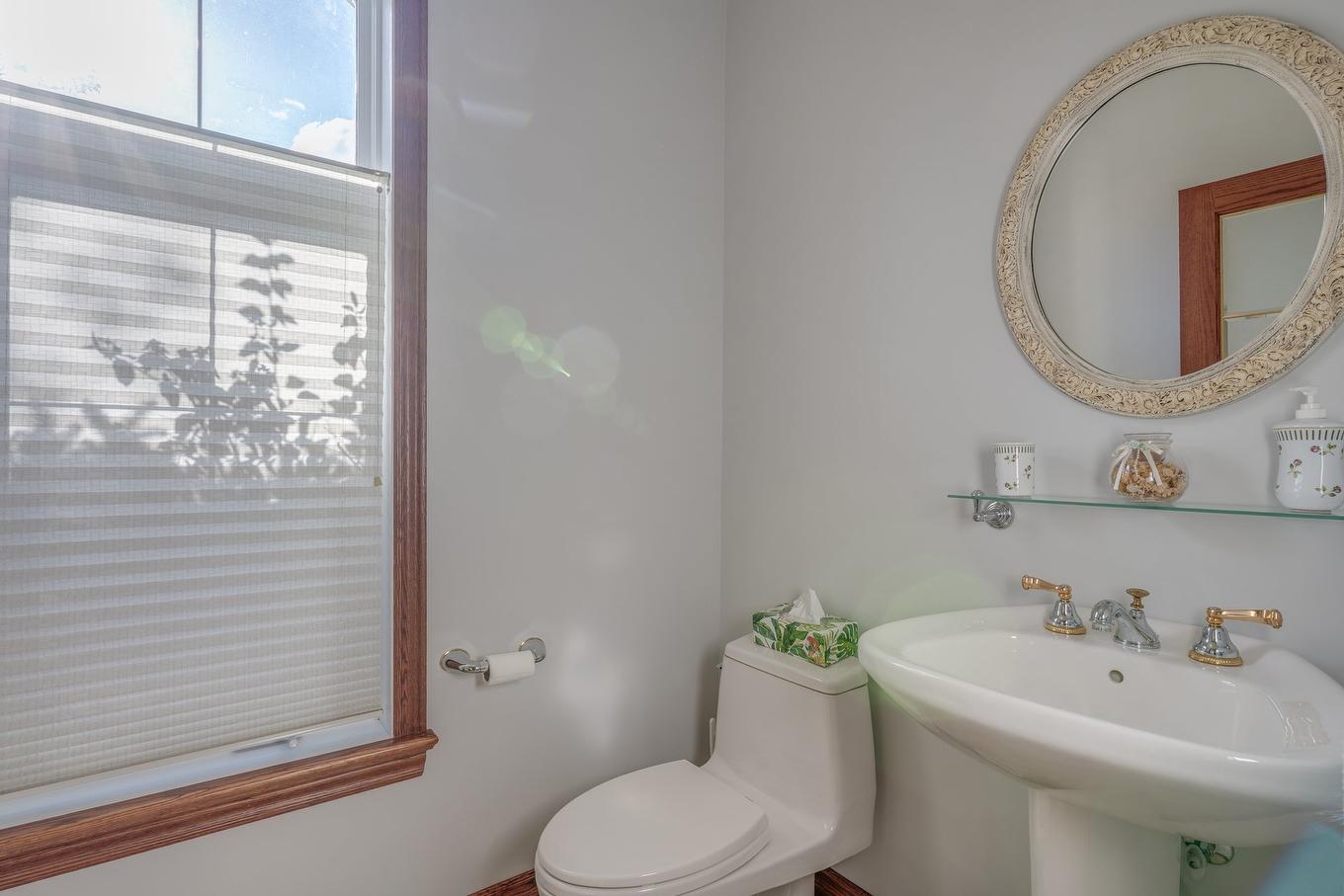 Powder room - 2 Place De Montmedy, Lorraine, QC - Indoor Photo Showing Bathroom