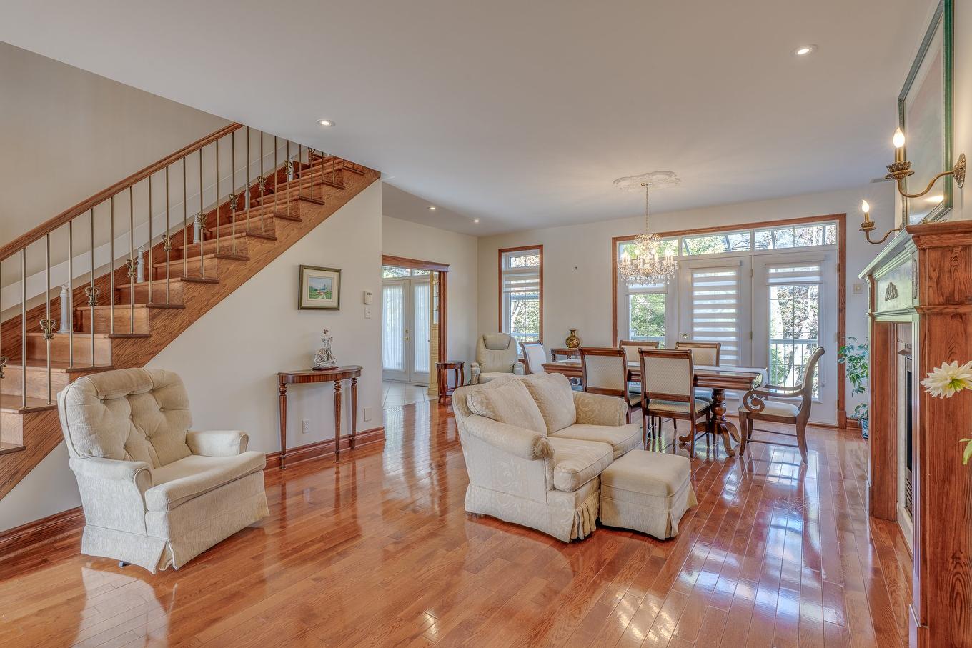 Dining room - 2 Place De Montmedy, Lorraine, QC - Indoor Photo Showing Living Room