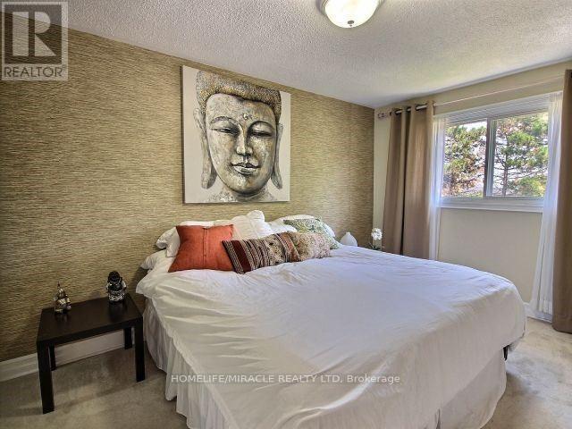 2500 Cobbinshaw Circle, Mississauga, ON - Indoor Photo Showing Bedroom
