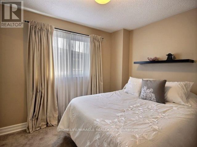 2500 Cobbinshaw Circle, Mississauga, ON - Indoor Photo Showing Bedroom