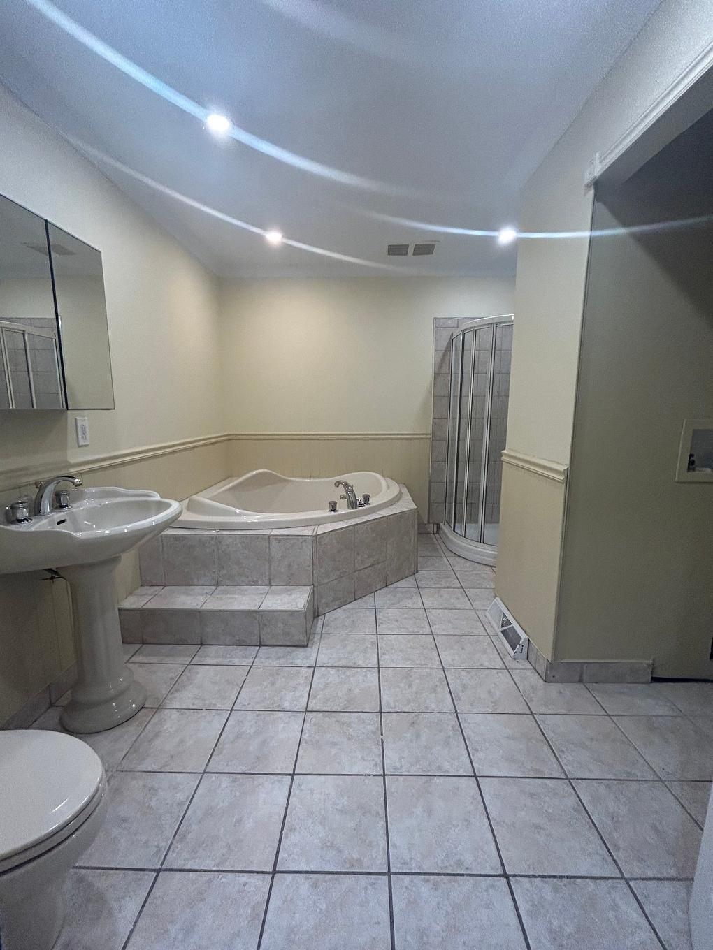 Salle de bains - 4010 Rue Mance, Longueuil (Saint-Hubert), QC - Indoor Photo Showing Bathroom