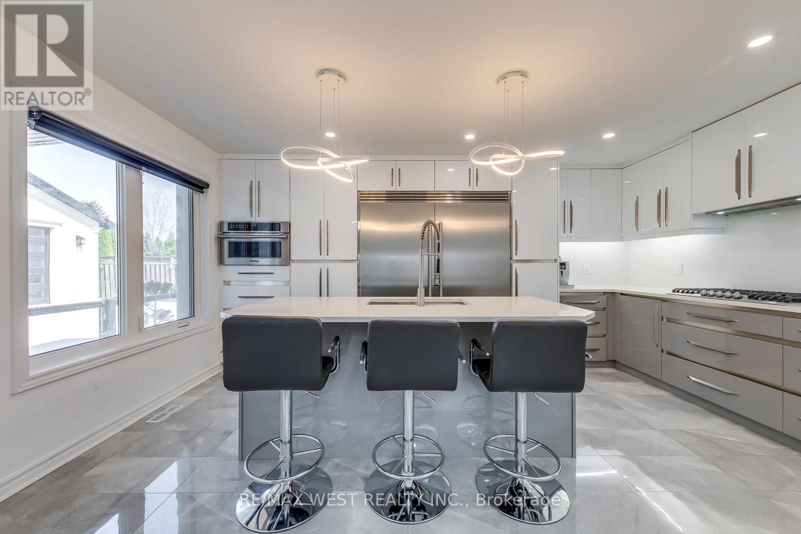 8077 Mount Carmel Boulevard, Niagara Falls, ON - Indoor Photo Showing Kitchen With Upgraded Kitchen